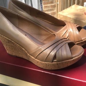 Women’s wedged sandals